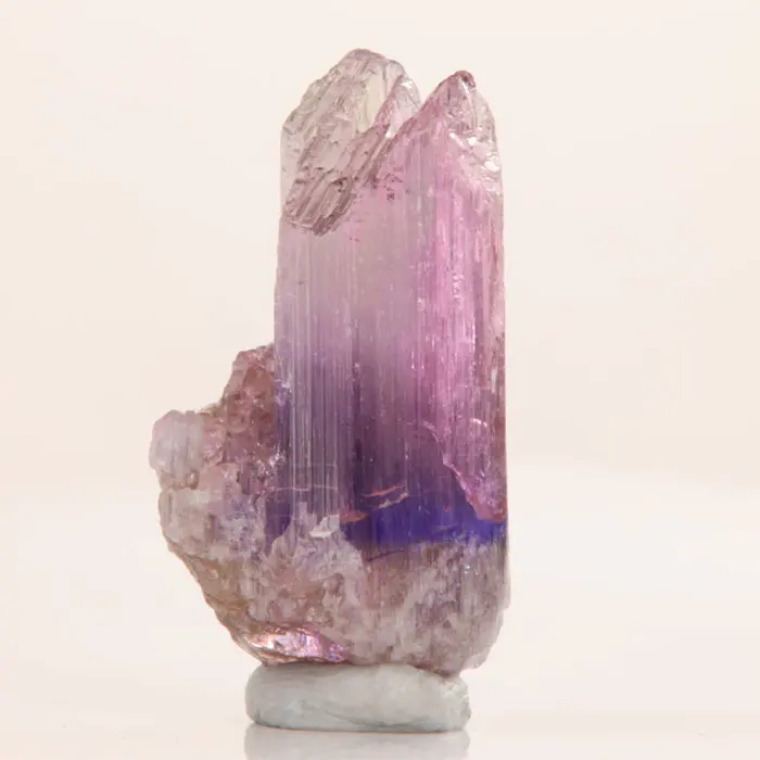 22.8ct Pink Tanzanite Crystal 22.8ct Pink Tanzanite Crystal. Natural tanzanite crystal from Merelani Hills, photo 3 of 4