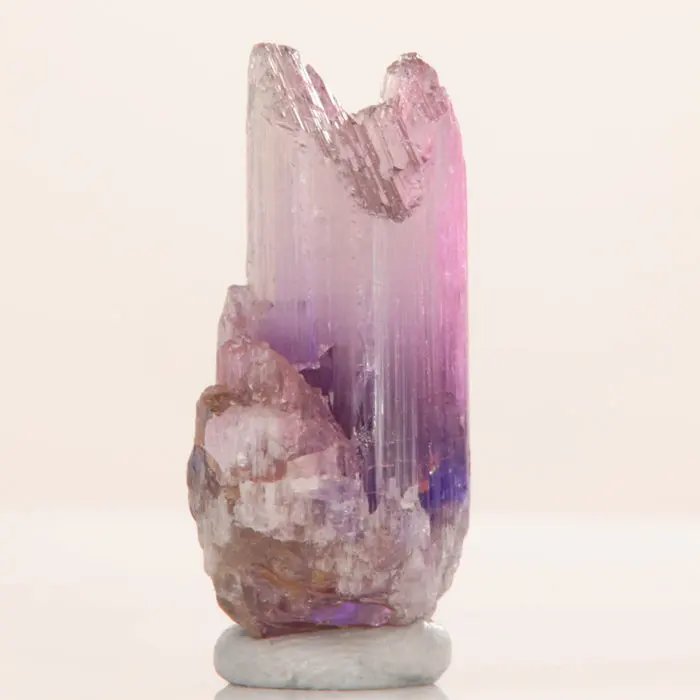 22.8ct Pink Tanzanite Crystal 22.8ct Pink Tanzanite Crystal. Natural tanzanite crystal from Merelani Hills, photo 1 of 4