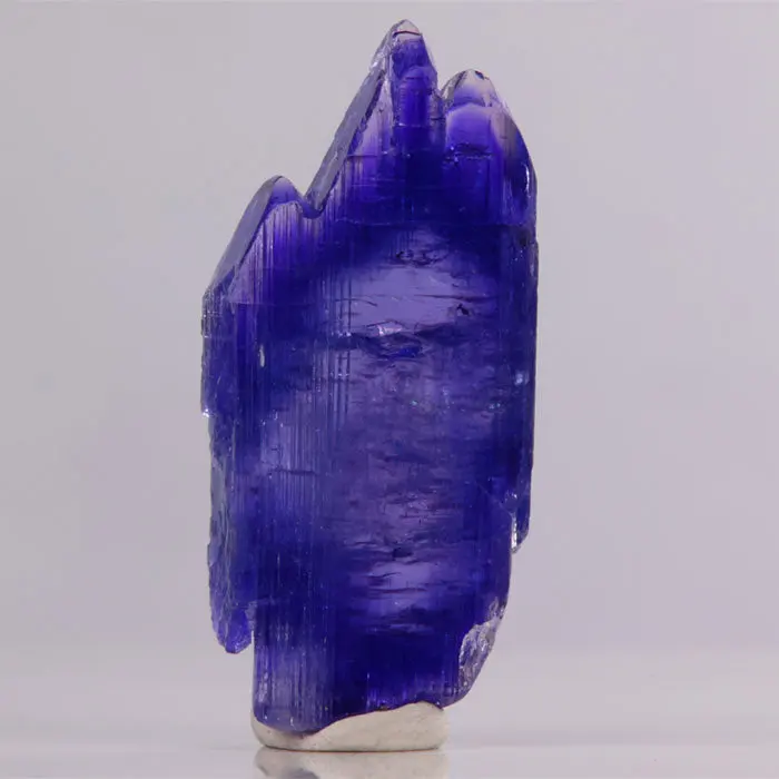18.25ct Color Zoned Tanzanite Crystal 18.25ct Color Zoned Tanzanite Crystal. Natural tanzanite crystal from Merelani Hills, photo 1 of 4